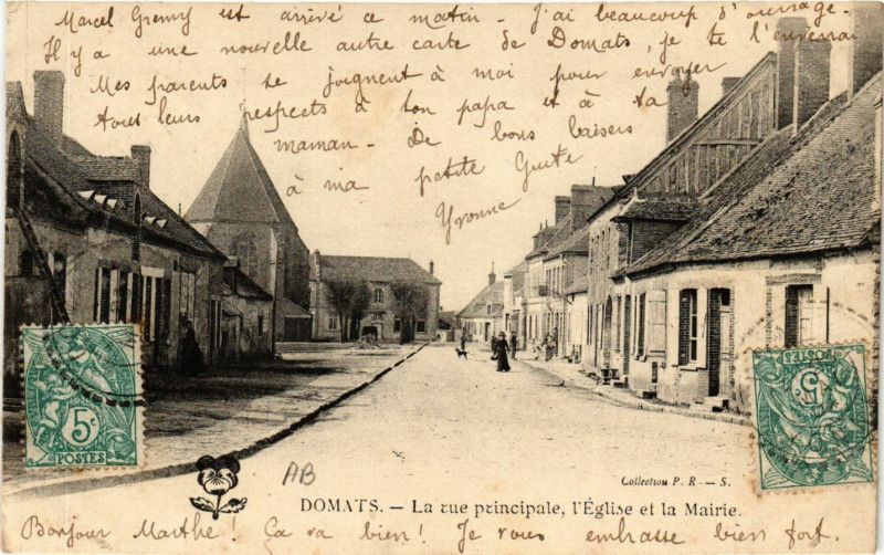 Carte postale ancienne Domats - La rue principale l'Eglise et la Mairie à Domats