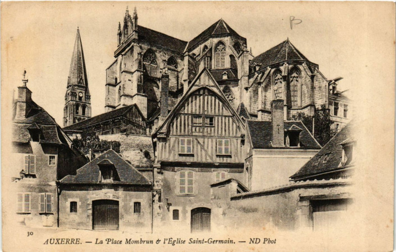 Carte postale ancienne Auxerre - La Place Mombrun & l'Eglise Saint-Germain à Auxerre