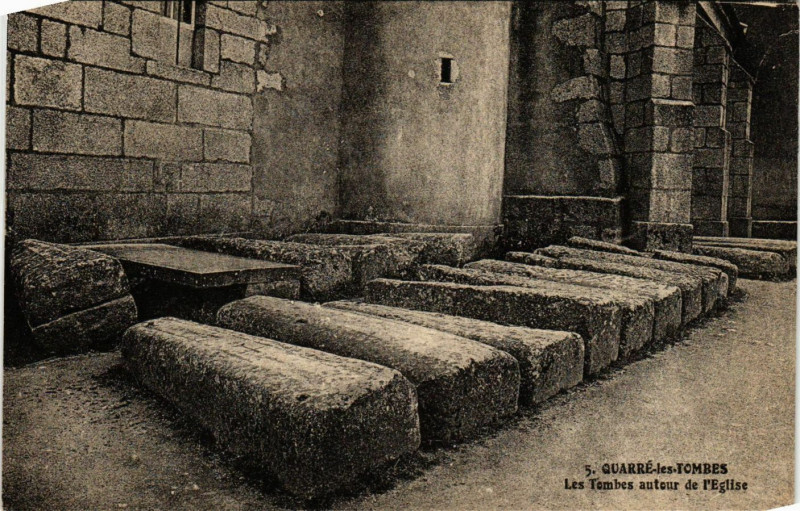 Carte postale ancienne Quarre-les-Tombes - Les Tombes auteur de l'Eglise à Quarré-les-Tombes