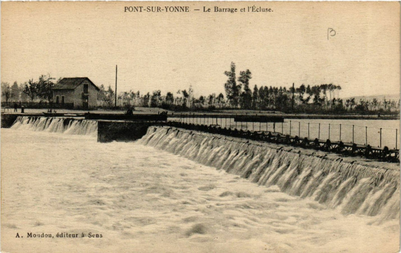 Carte postale ancienne Pont-sur-Yonne - Le Barrage et l'Eglise à Pont-sur-Yonne