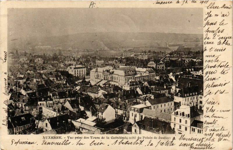 Carte postale ancienne Auxerre Vue prise des Tours de la Cathédrale (coté du Palais de à Auxerre