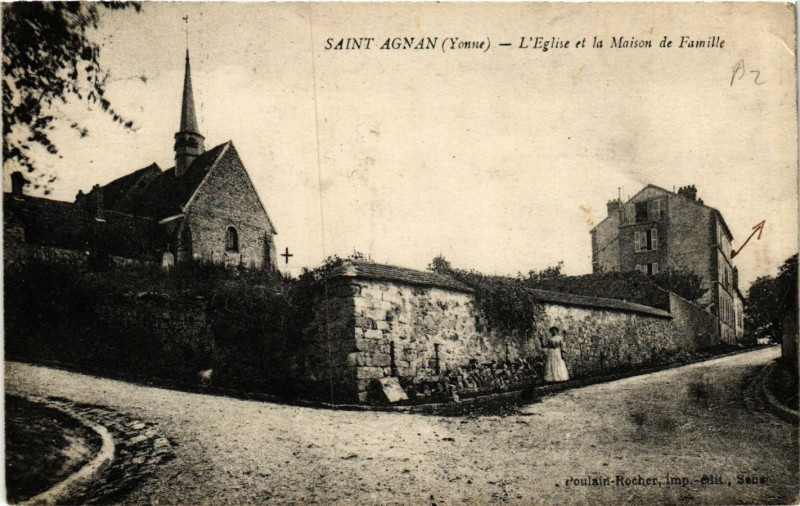 Carte postale ancienne Saint-Agnan - L'Eglise et la Maison de Famille à Saint-Agnan