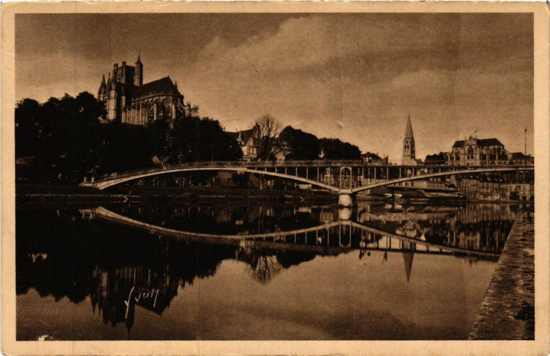 Carte postale ancienne Auxerre - La Passerelle sur l'Yonne et la Cathédrale à Auxerre