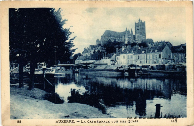 Carte postale ancienne Auxerre - La Cathédrale vue des Quais à Auxerre