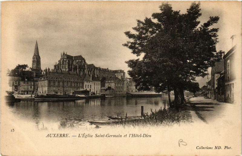 Carte postale ancienne Auxerre - L'Eglise Saint-Germain et l'Hotel-Dieu à Auxerre