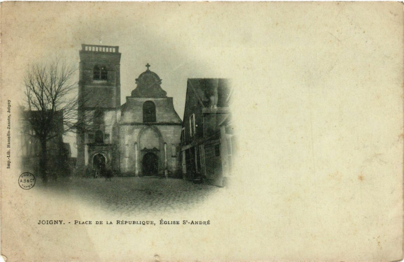 Carte postale ancienne Joigny - Place de la République Eglise Saint-Andre à Joigny