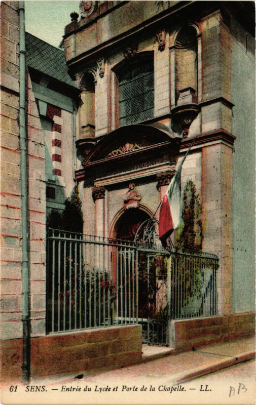 Carte postale ancienne Sens - Entrée du Lycée et Porte de la Chapelle à Sens