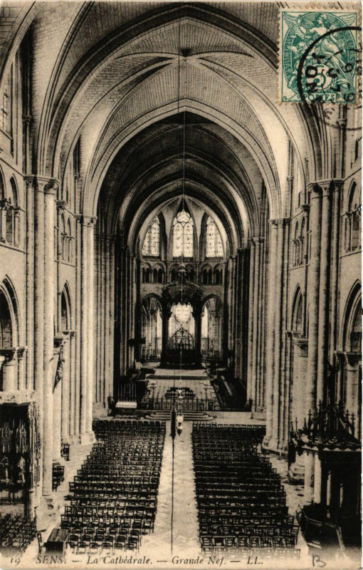 Carte postale ancienne Sens - La Cathédrale - Grande Nef à Sens