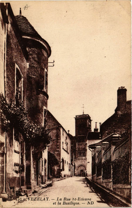 Carte postale ancienne Vezelay - La Rue Saint-Etienne et la Basilique à Vézelay