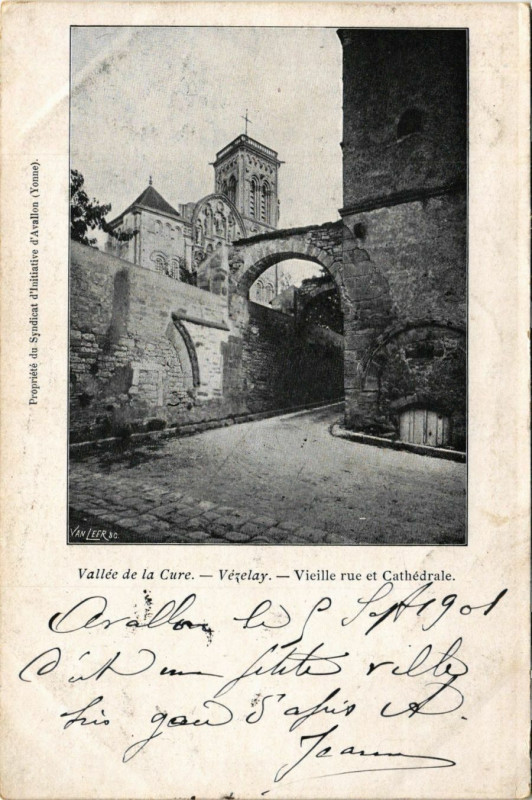 Carte postale ancienne Vallée de la Gare - Vezelay - Vieille rue et Cathédrale à Vézelay