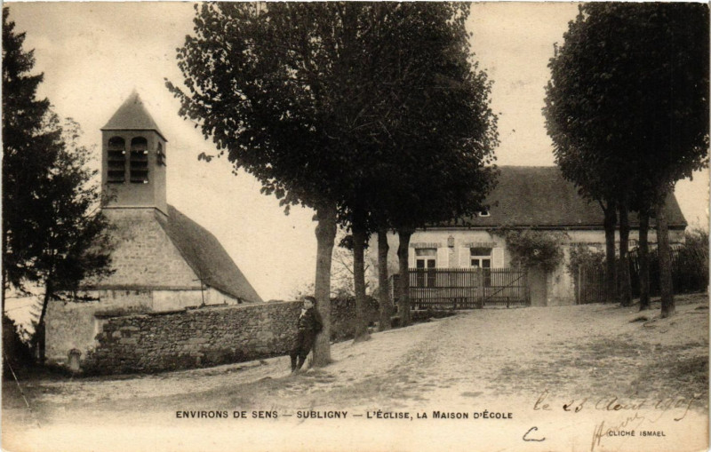 Carte postale ancienne Env. de Sens - Subligny - L'Eglise la Maison d'Ecole à Sens