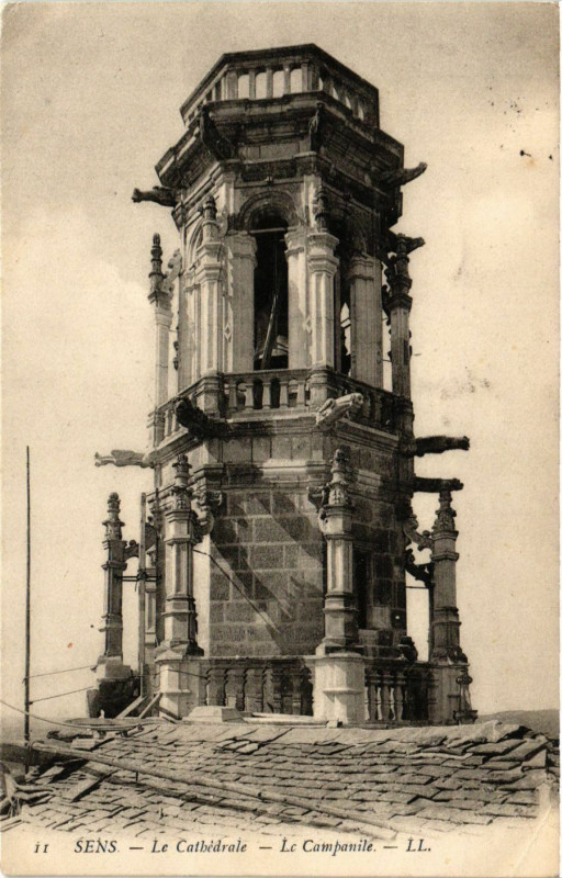 Carte postale ancienne Sens - Le Cathédrale - Le Campanile à Sens