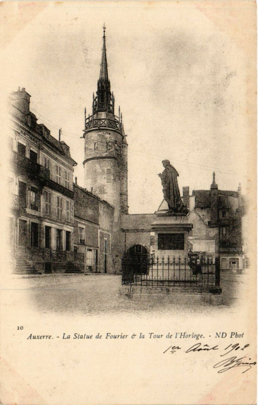 Carte postale ancienne Auxerre - La Statue de Fourier & le Tour de l'Horloge à Auxerre