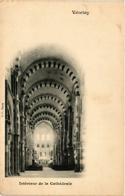 Carte postale ancienne Vezelay - Intérieur de la Cathédrale à Vézelay