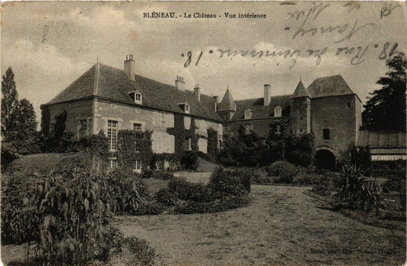Carte postale ancienne Bleneau - Le Chateau - Vue intérieure à Bléneau
