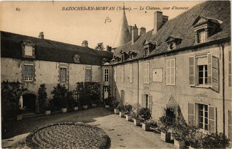Carte postale ancienne Bazoches-en-Morvan - Le Chateau cour d'honneur
