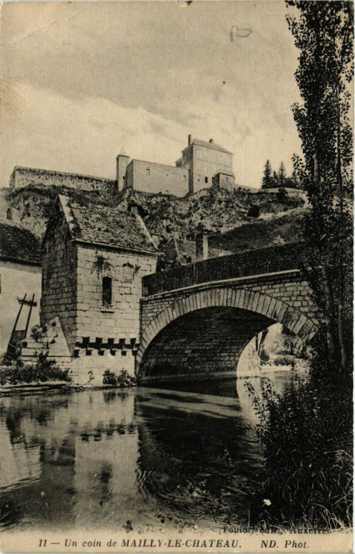 Carte postale ancienne Un coin de Mailly-le-Chateau à Mailly-le-Château