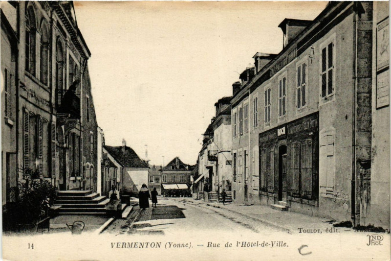 Carte postale ancienne Vermenton - Rue de l'Hotel-de-Ville à Vermenton