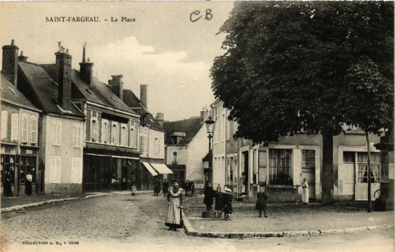 Carte postale ancienne Saint-Fargeau - La Place à Saint-Fargeau
