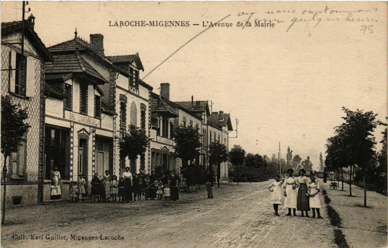 Carte postale ancienne Laroche-Migennes - L'Avenue de la Mairie à Migennes