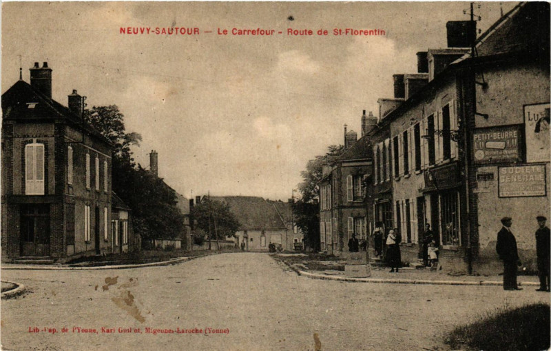 Carte postale ancienne Neuvy-Sautour - Le Carrefour - Route de Saint-Florentin à Neuvy-Sautour