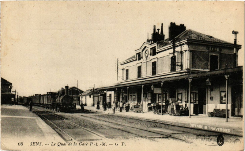 Carte postale ancienne Sens - Le Quai de la Gare P. - L. - M à Sens