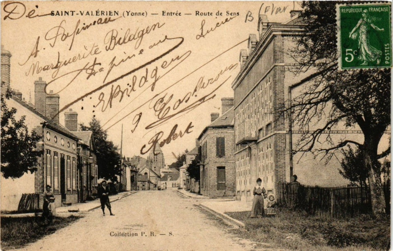 Carte postale ancienne Saint-Valerien - Entrée - Route de Sens à Saint-Valérien