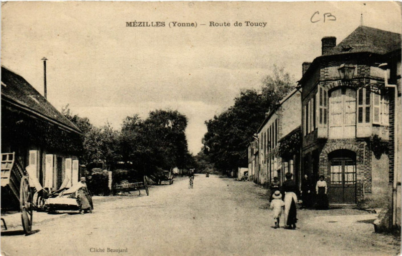 Carte postale ancienne Mezilles - Route de Toucy à Mézilles