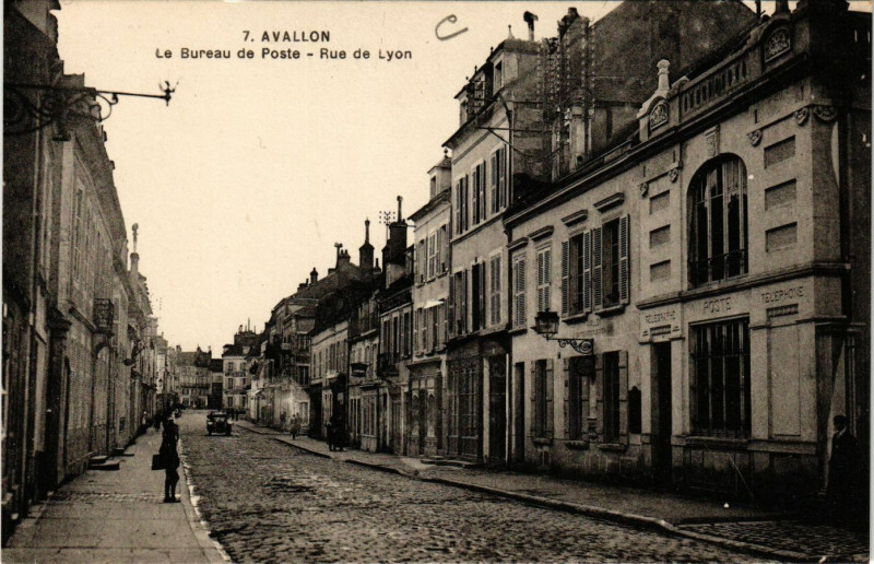 Carte postale ancienne Avallon - Le Bureau de Poste - Rue de Lyon à Avallon