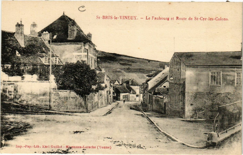 Carte postale ancienne Saint-Bris-le-Vineux - Le Faubourg et Route de Saint-Cyr-les-Colons à Saint-Bris-le-Vineux
