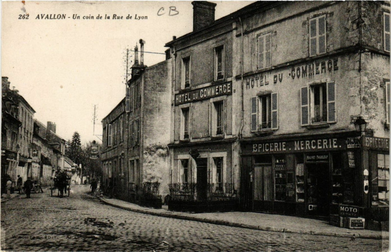 Carte postale ancienne Avallon - Un coin de la Rue de Lyon à Avallon