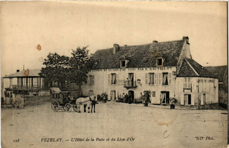 Carte postale ancienne Vezelay - L'Hotel de la Poste et du Lion d'Or à Vézelay