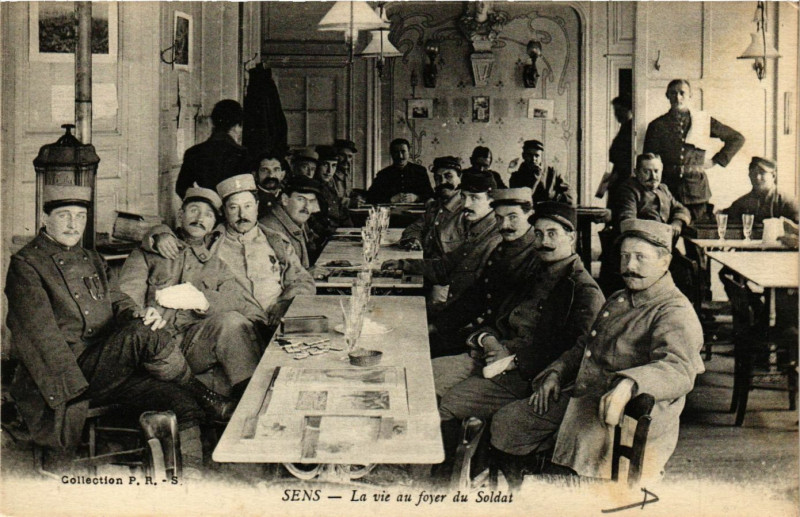 Carte postale ancienne Sens - La vie au foyer du soldat à Sens