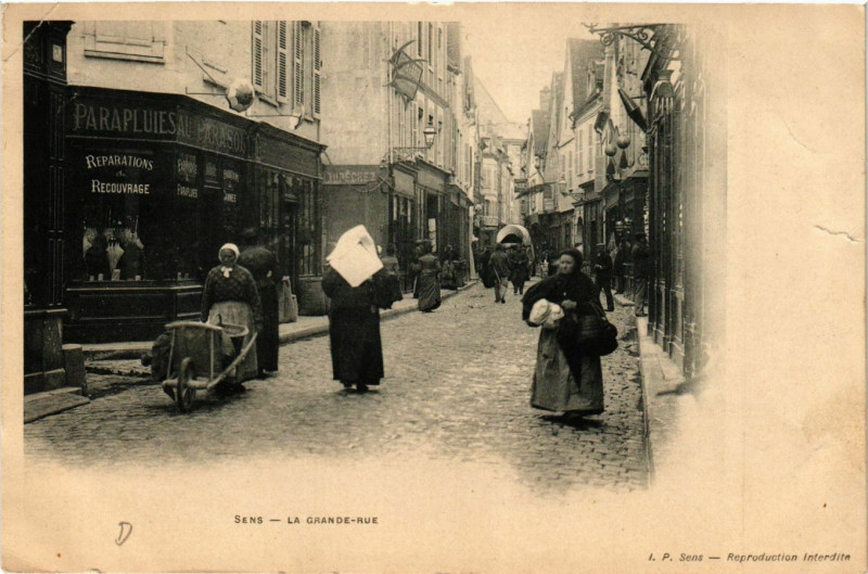 Carte postale ancienne Sens - La Grande-Rue à Sens