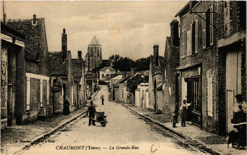 Carte postale ancienne Chaumont - La Grande-Rue à Chaumont