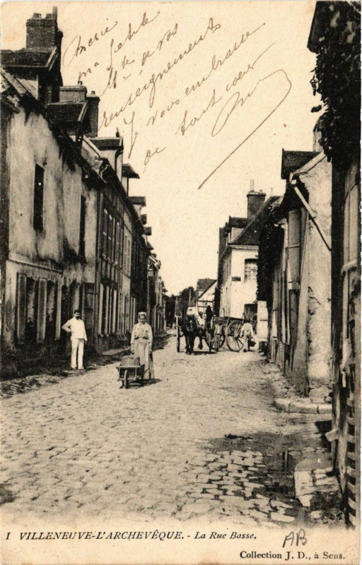 Carte postale ancienne Villeneuve-L'Archeveque - La Rue Basse à Villeneuve-l'Archevêque