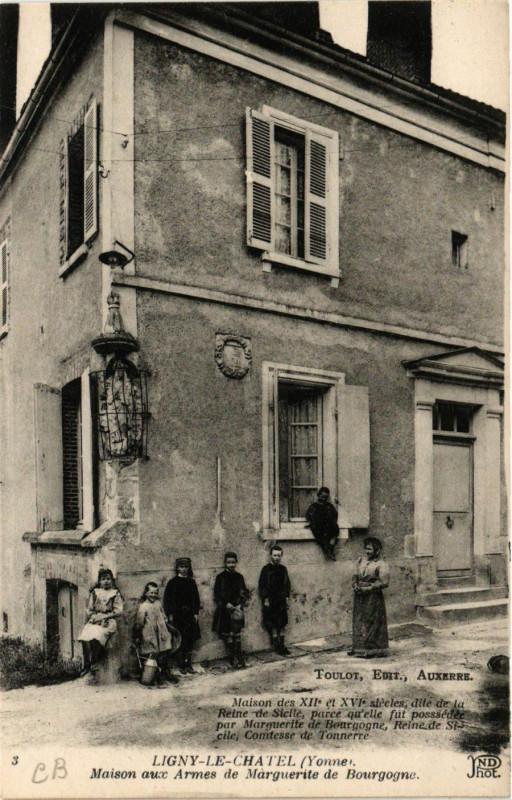 Carte postale ancienne Ligny-le-Chatel - Maison aux Armes de Marguerite de .. à Ligny-le-Châtel