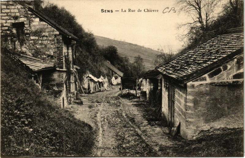 Carte postale ancienne Sens - La Rue de Chievre à Sens