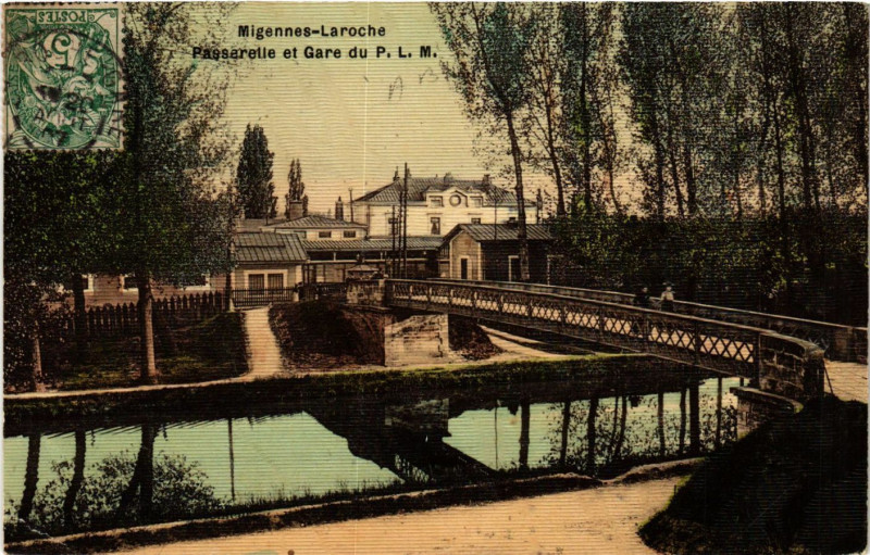 Carte postale ancienne Migennes-Laroche - Passerelle et Gare du P.L.M à Migennes