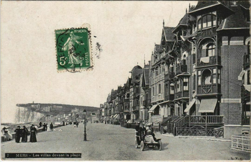 Carte postale ancienne Mers-les-Bains Les Villas devant la plage