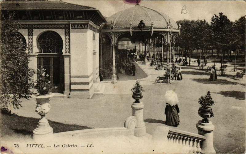 Carte postale ancienne Vittel - Les Galeries à Vittel
