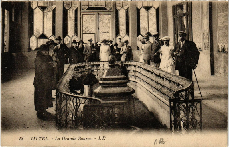 Carte postale ancienne Vittel - La Grande Source à Vittel