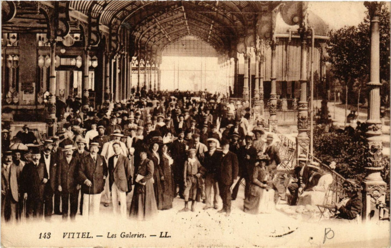 Carte postale ancienne Vittel - Les Galeries à Vittel