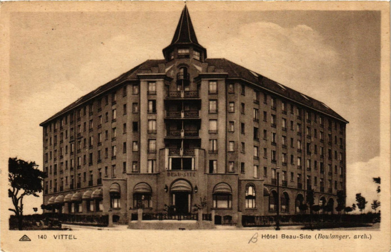 Carte postale ancienne Vittel - Hotel Beau-Site (Boulavger arch.) à Vittel