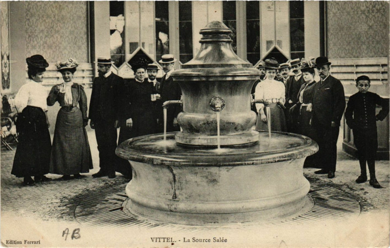 Carte postale ancienne Vittel - La Source Salée à Vittel