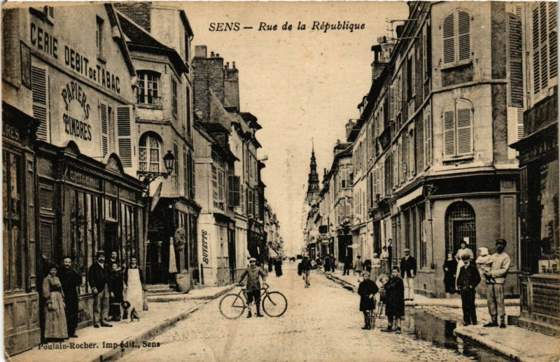 Carte postale ancienne Sens - Rue de la Republique