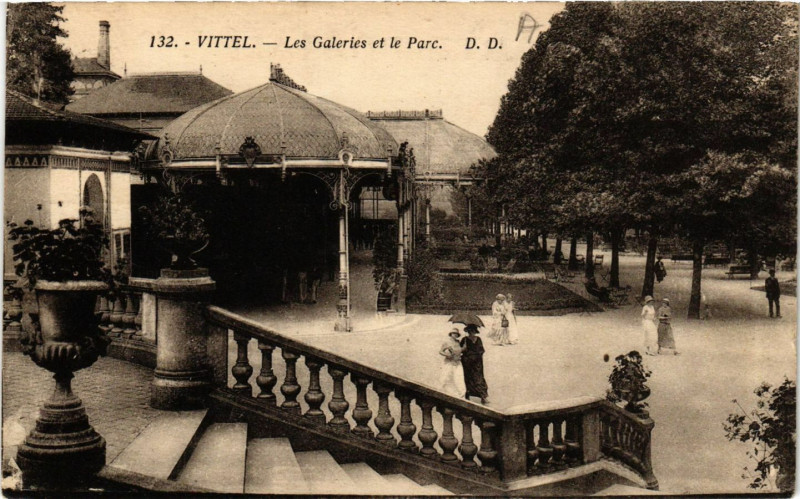 Carte postale ancienne Vittel - Les Galeries et le Parc à Vittel