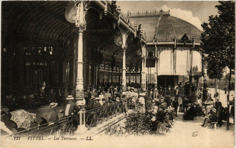 Carte postale ancienne Vittel - Les Terrasses à Vittel