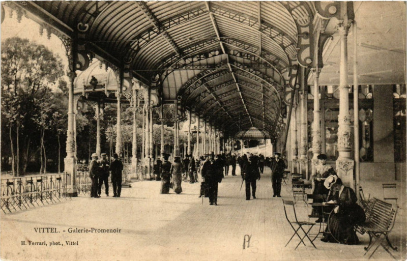 Carte postale ancienne Vittel - Galerie-Promenoir à Vittel