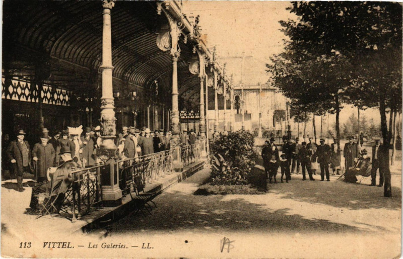 Carte postale ancienne Vittel - Les Galeries à Vittel